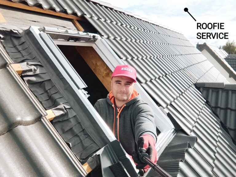 profesjonalny montaż okna dachowego podczas prac dekarskich