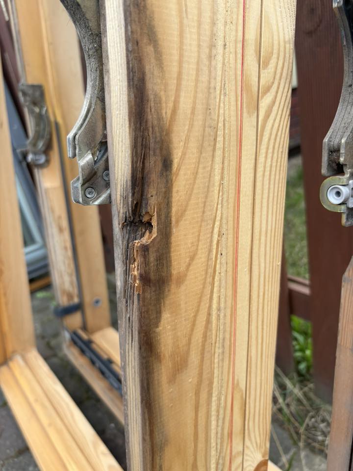 stare okno dachowe Velux z uszkodziną ramą