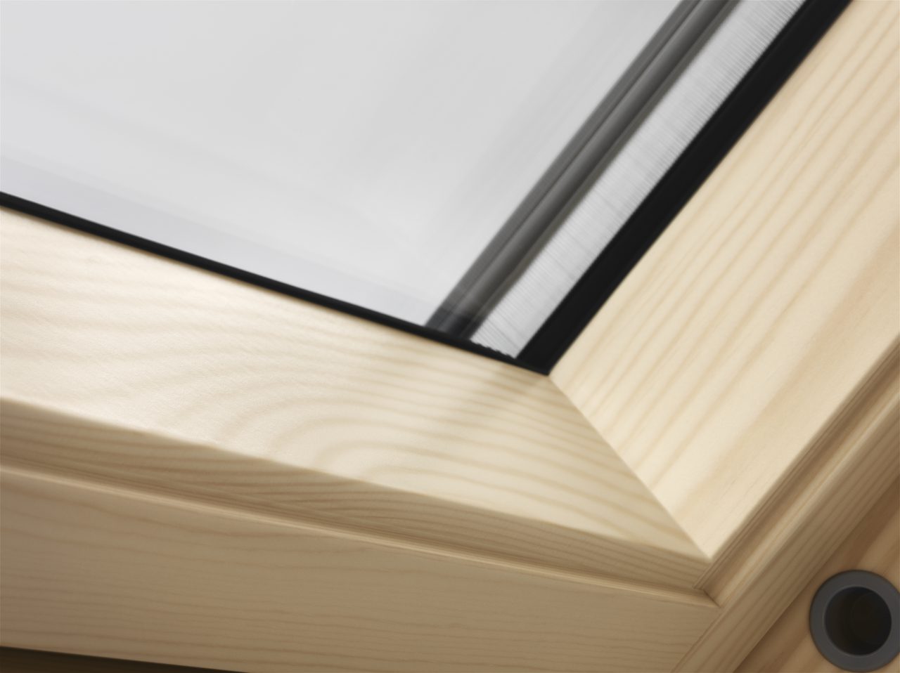 struktura drewna w oknie dachowym po renowacji