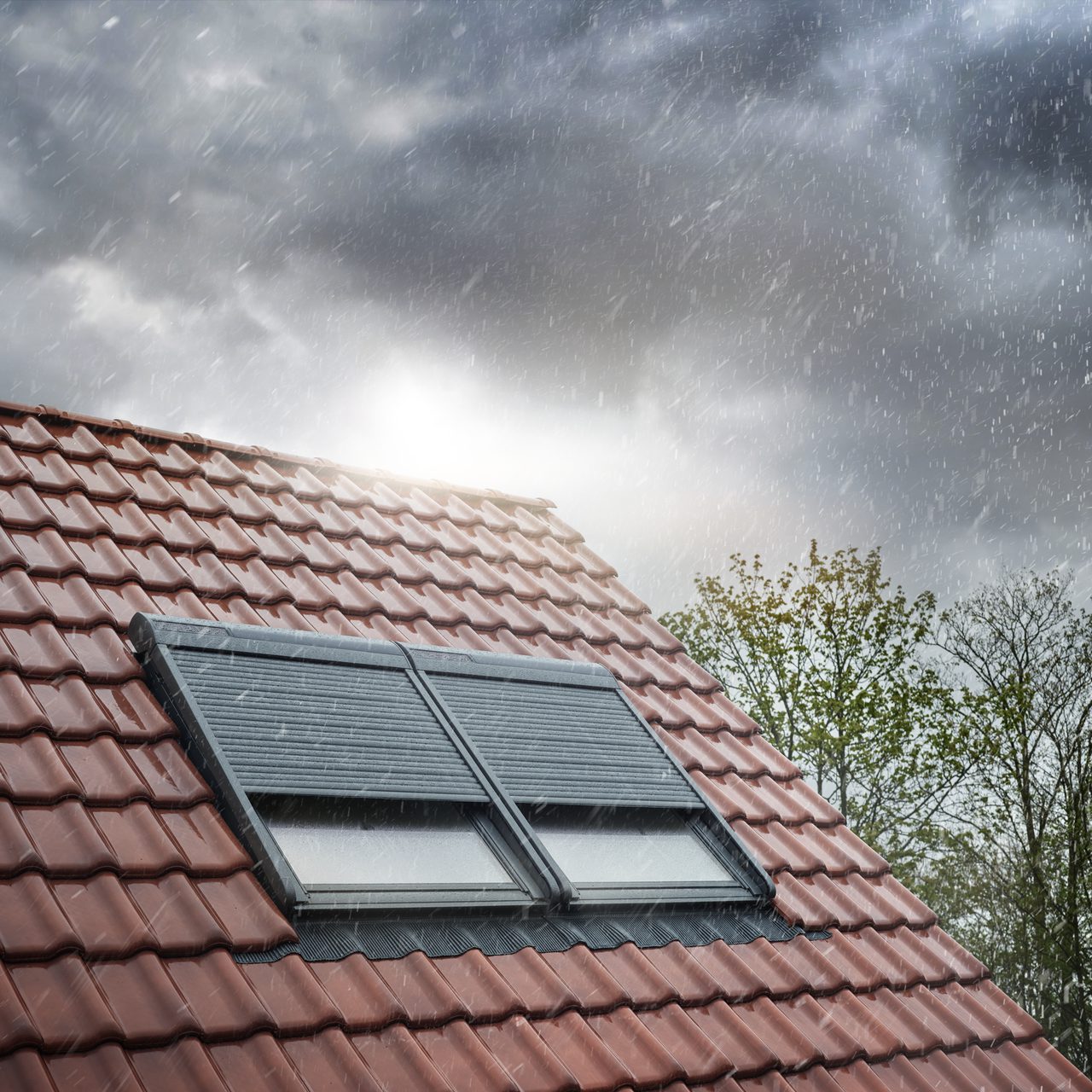 Widok przez okno dachowe na krajobraz – dobrze doświetlone poddasze po montażu