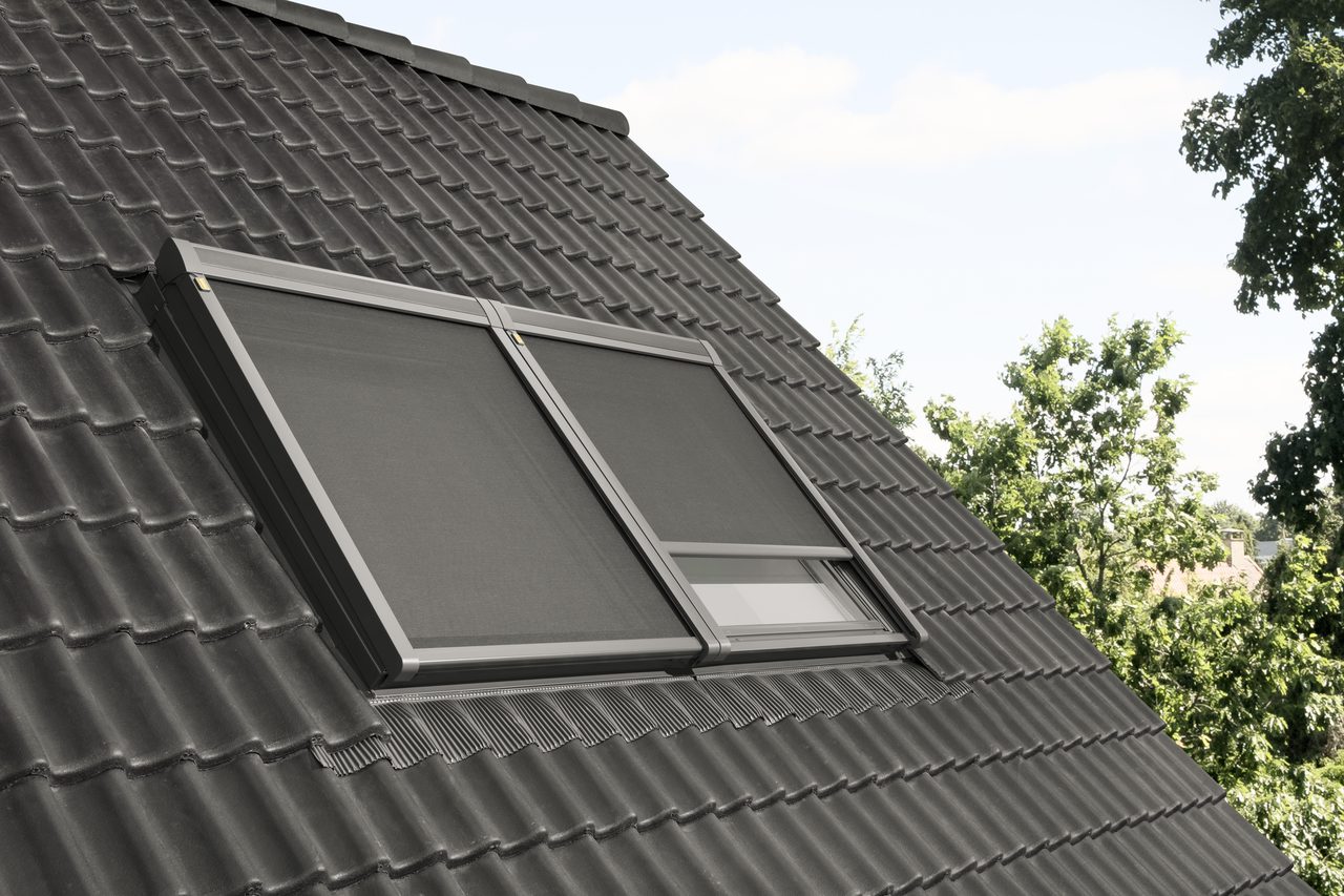 Nowoczesne okno dachowe w połaci dachu z widokiem na okolicę – realizacja w podlaskim
