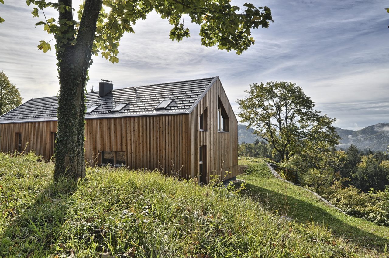 Okno dachowe VELUX zamontowane w dachu – widok na krajobraz z poddasza