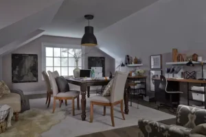 Niedoświetlone pomieszczenie na poddaszu przed instalacją okien dachowych, wnętrze bez dostępu do światła dziennego