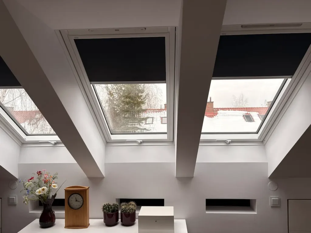 Eleganckie poddasze po montażu okna dachowego VELUX – realizacja Roofie Service Białystok, Nowe Miasto