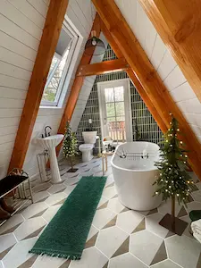 Jasne poddasze po montażu okien dachowych Velux – wnętrze doświetlone naturalnym światłem w województwie podlaskim