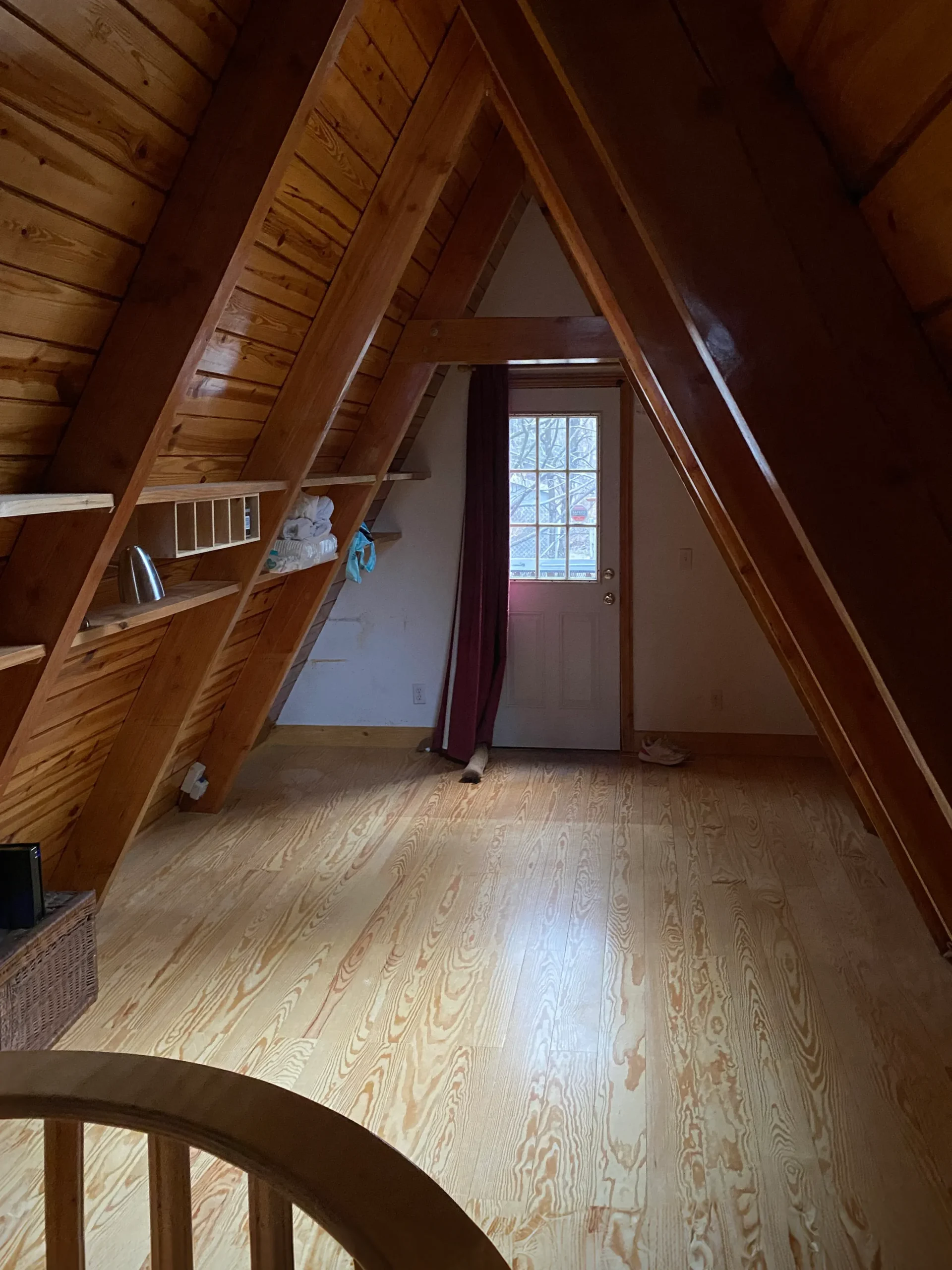 Ciemne poddasze przed montażem okien dachowych – brak naturalnego światła w domu w województwie podlaskim