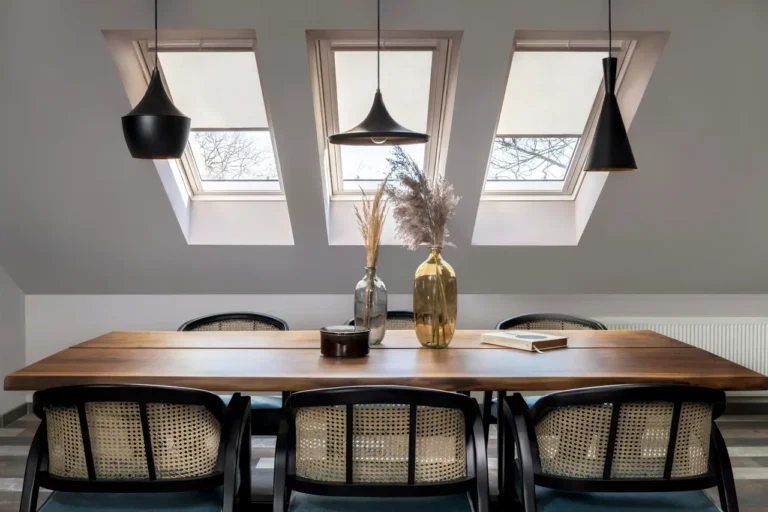 Trzy okna dachowe zamontowane w poddaszu w Białymstoku – widok od wnętrza