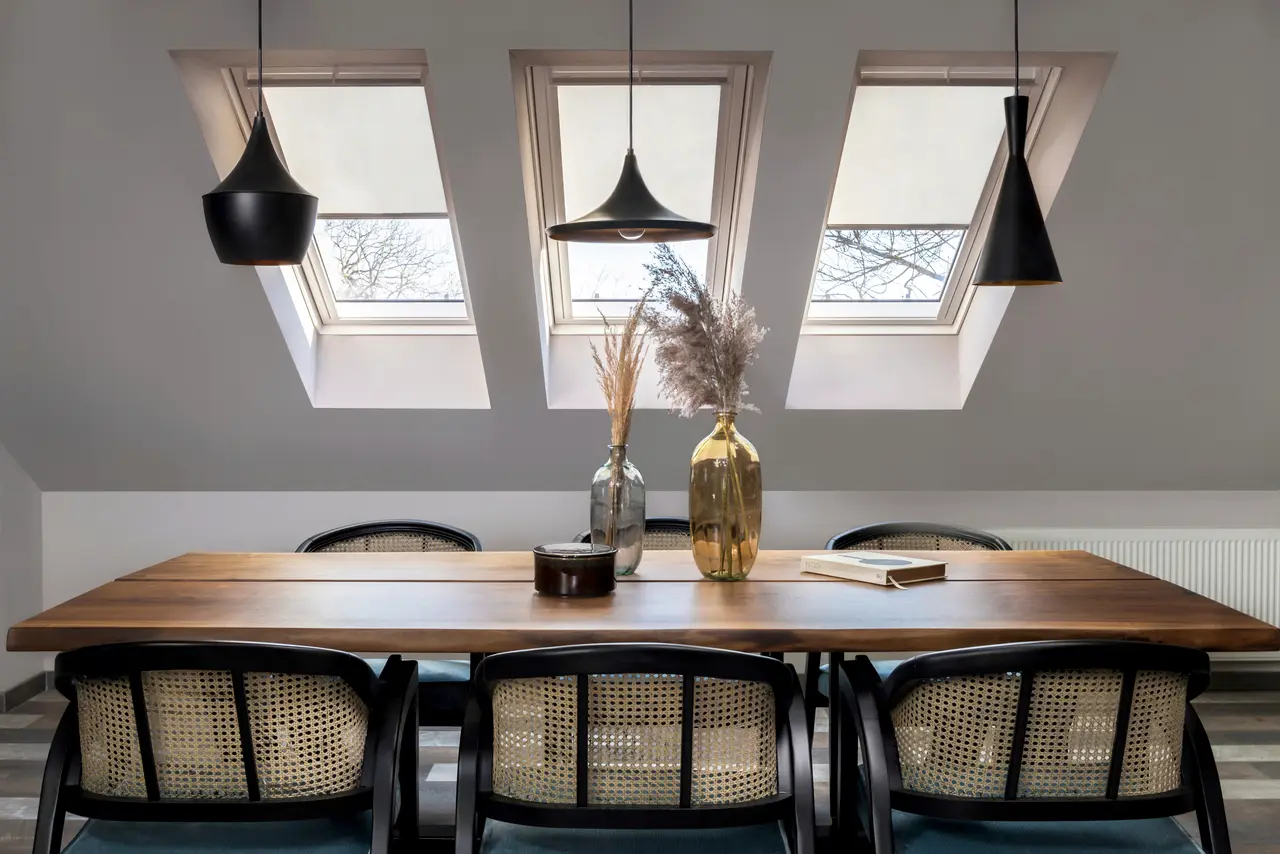 Trzy okna dachowe zamontowane w poddaszu w Białymstoku – widok od wnętrza